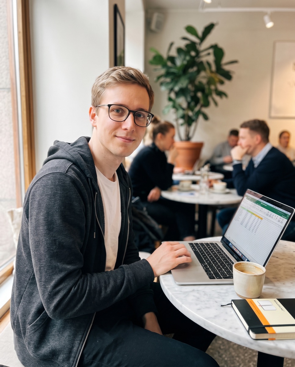 Tommi with a laptop in a Helsinki coffee shop
